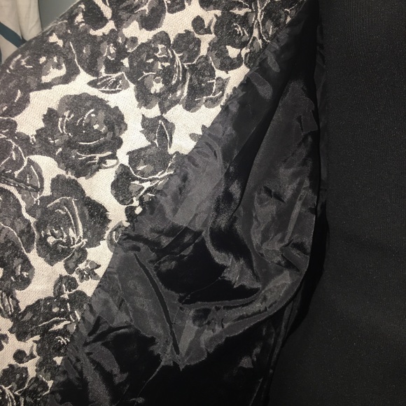 ⭐️ ⭐️  NWT Torrid Lined Black Rose Brocade Blazer Jacket - Picture 7 of 9